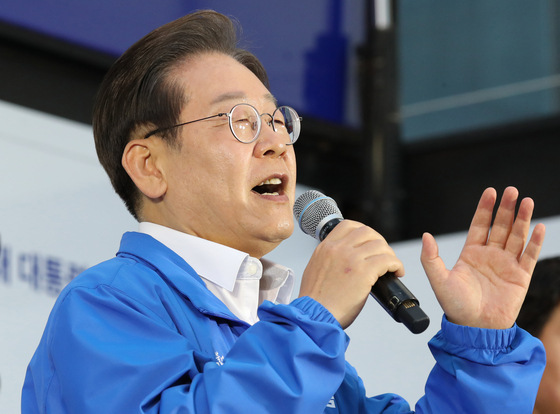 Lee Jae-myung, presidential candidate of the Democratic Party, gives a speech to his supporters in Geoje, South Gyeongsang, on May 14. [JOONGANG ILBO]