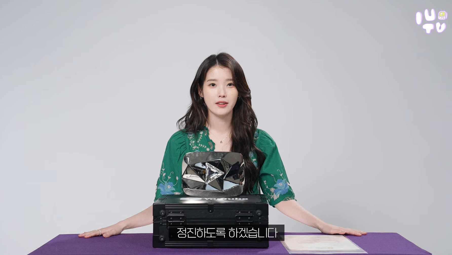 Singer IU now has over 10 million subscribers on YouTube as of Thursday, which she revealed in an unboxing video of her Diamond Play Button plaque. [SCREEN CAPTURE]