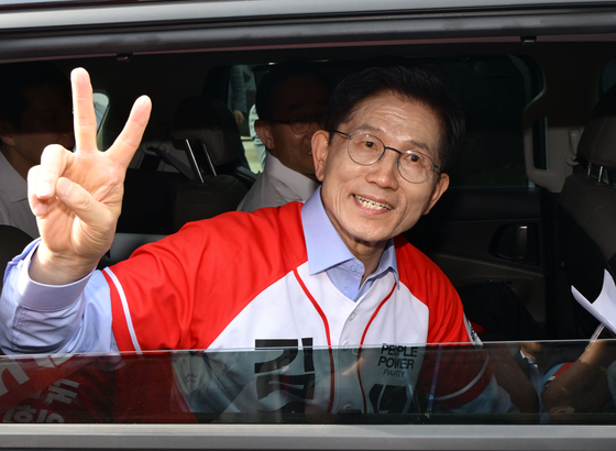 People Power Party presidential candidate Kim Moon-soo poses for photos inside his car in Miryang, South Gyeongsang, on May 14. [JOONGANG ILBO]