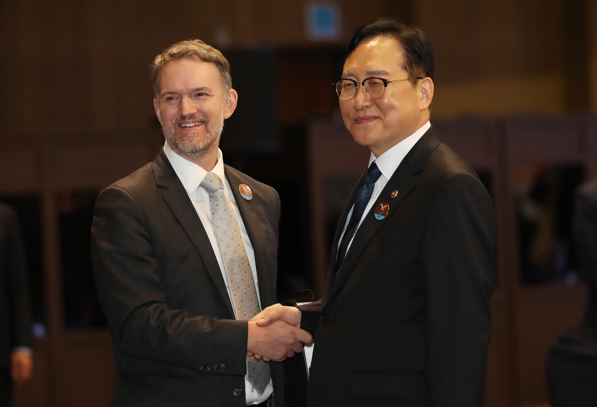 Korean Minister for Trade Cheong In-kyo, right, and Jamieson Greer, U.S. trade representative (USTR), left, shake hands during the Asia-Pacific Economic Cooperation (APEC) trade ministers’ meeting in Jeju on May 15. [NEWS1]
