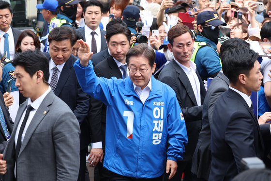 Lee Jae-myung, presidential candidate of the Democratic Party (DP), waves to supporters during a campaign rally in Busan on May 14. [JOINT PRESS CORPS]