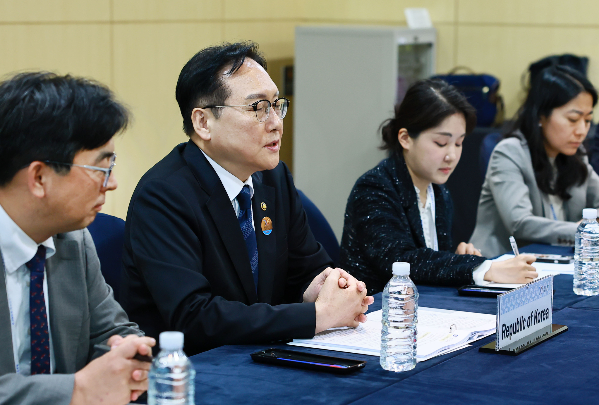 Korea’s Minister for Trade Cheong In-kyo, second from left, speaks during a meeting with World Trade Organization Director-General Ngozi Okonjo-Iweala during the Asia-Pacific Economic Cooperation trade ministers’ meeting in Jeju on May 15. [NEWS1]
