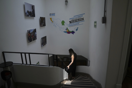 A health worker gives a tour of the MSI Foundation, an organization that offers information and help to women seeking abortions, in Mexico City, May 8. [AP/YONHAP]