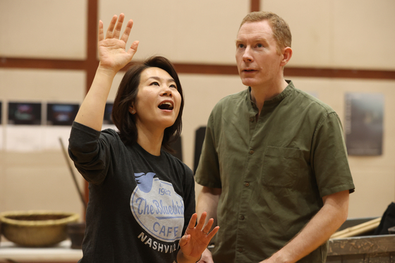 Mezzo soprano Kim Jung-mi, left, and tenor Robin Tritschler practice during a rehearsal of "The Rising World: Spirit of Water" at the Seoul Arts Center on May 13. [YONHAP] 