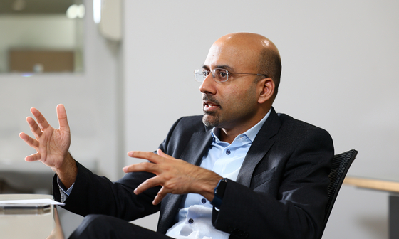 Atif Mian, an economics professor at Princeton University, speaks during an interview with the JoongAng Ilbo at Yonsei University in western Seoul on May 8. [KIM HYUN-DONG]