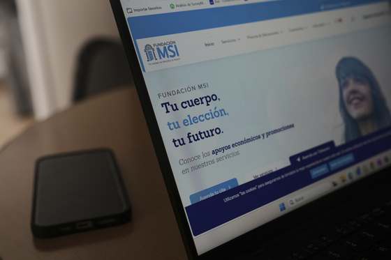 A computer monitor shows the splash page of the MSI Foundation website with a message that reads in Spanish: ″Your body, your choice, your future,″ during a tour of the foundation, a non-governmental agency that offers information and help to women seeking abortions, in Mexico City, May 8. [AP/YONHAP]