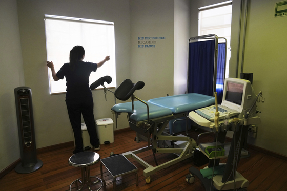 A health worker gives a tour of the MSI Foundation, an organization that offers information and help to women seeking abortions, in Mexico City, May 8. [AP/YONHAP]