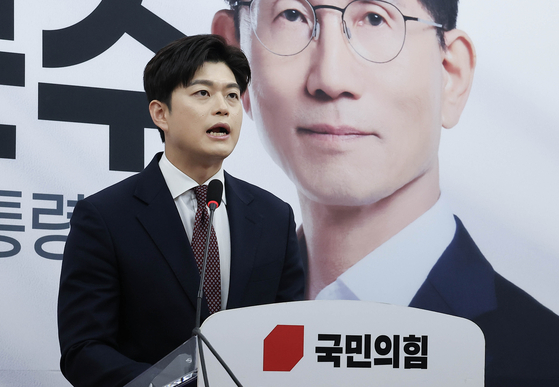 Kim Yong-tae, interim leader of the People Power Party, speaks at a press briefing at the National Assembly on May 15. [JOONGANG ILBO] 