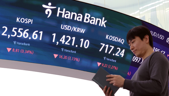 A screen in Hana Bank's trading room in central Seoul shows Korean stock indexes on April 30. [NEWS1]