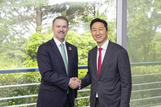 In this photo taken May 16 and provided by HD Hyundai, Chung Ki-sun, right, executive vice chairman and CEO of the group, shakes hands with U.S. Trade Rep. Jamieson Greer ahead of a meeting to discuss shipbuilding cooperation at the Asia-Pacific Economic Cooperation trade ministers' meeting that runs in Jeju from May 15 to 16. [YONHAP]