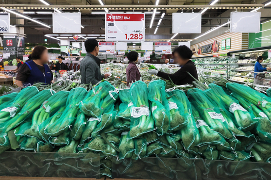 Green onions are stocked at a supermarket in Seocho District, southern Seoul, on May 6. [YONHAP]