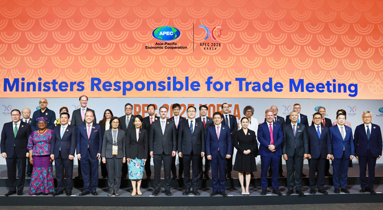 Participants in a trade ministers' meeting of the Asia-Pacific Economic Cooperation member economies pose for a photo during the opening ceremony on the southern island of Jeju on May 15 in this photo provided by Korea's Ministry of Trade, Industry and Energy. [YONHAP]