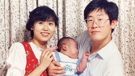 Lee Jae-myung, right, holds his son in his arms with his wife Kim Hye-kyung. [LEE JAE-MYUNG'S CAMP]