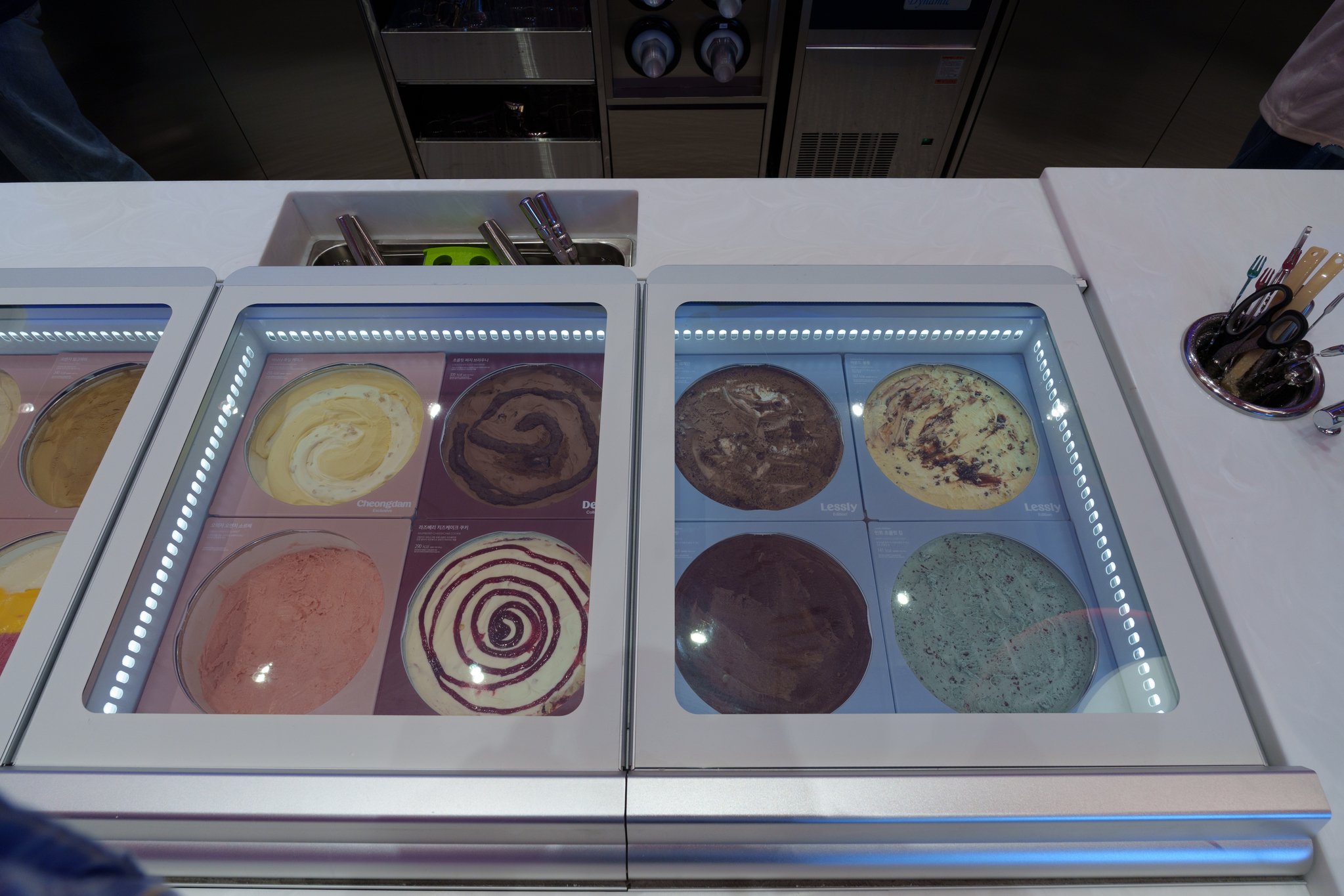New Baskin Robbins flavors are displayed the Baskin Robbins Chungdam branch in southern Seoul, on May 15 [CHO YONG-JUN]