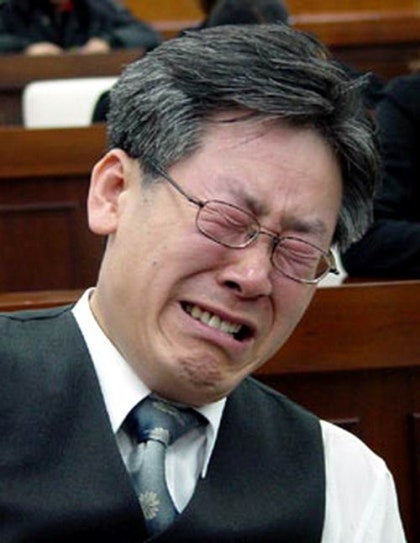 Lee Jae-myung cries after the Seongnam city council decided to put an agenda to build a city-run hospital on an indefinite suspension. Lee obtained nearly 20,000 signatures for the agenda. [LEE JAE-MYUNG'S BLOG] 