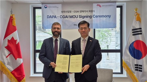 Defense Acquisition Program Administration Minister Seok Jong-gun, left, and David Perry, president of the Canadian Global Affairs Institute, pose for a photo during the signing ceremony of a memorandum of understanding held in Canada. [DAPA] 