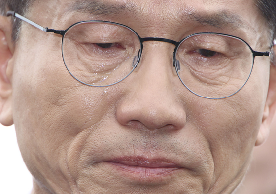 People Power Party presidential candidate Kim Moon-soo sobs during his visit to Gwangju on May 17. [JOONGANG ILBO]