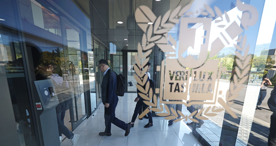 Ministry of Education officials walk into the administrative building of Seoul National University in Gwanak District, southern Seoul on Oct. 2, 2024. [YONHAP]