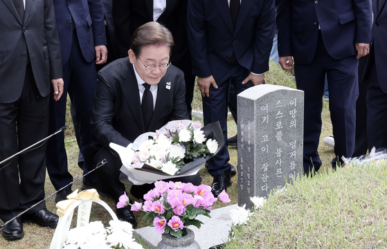 Democratic Party presidential candidate Lee Jae-myung pays his respects at the May 18th National Cemetery in Gwangju on May 17 [JOONGANG ILBO] 