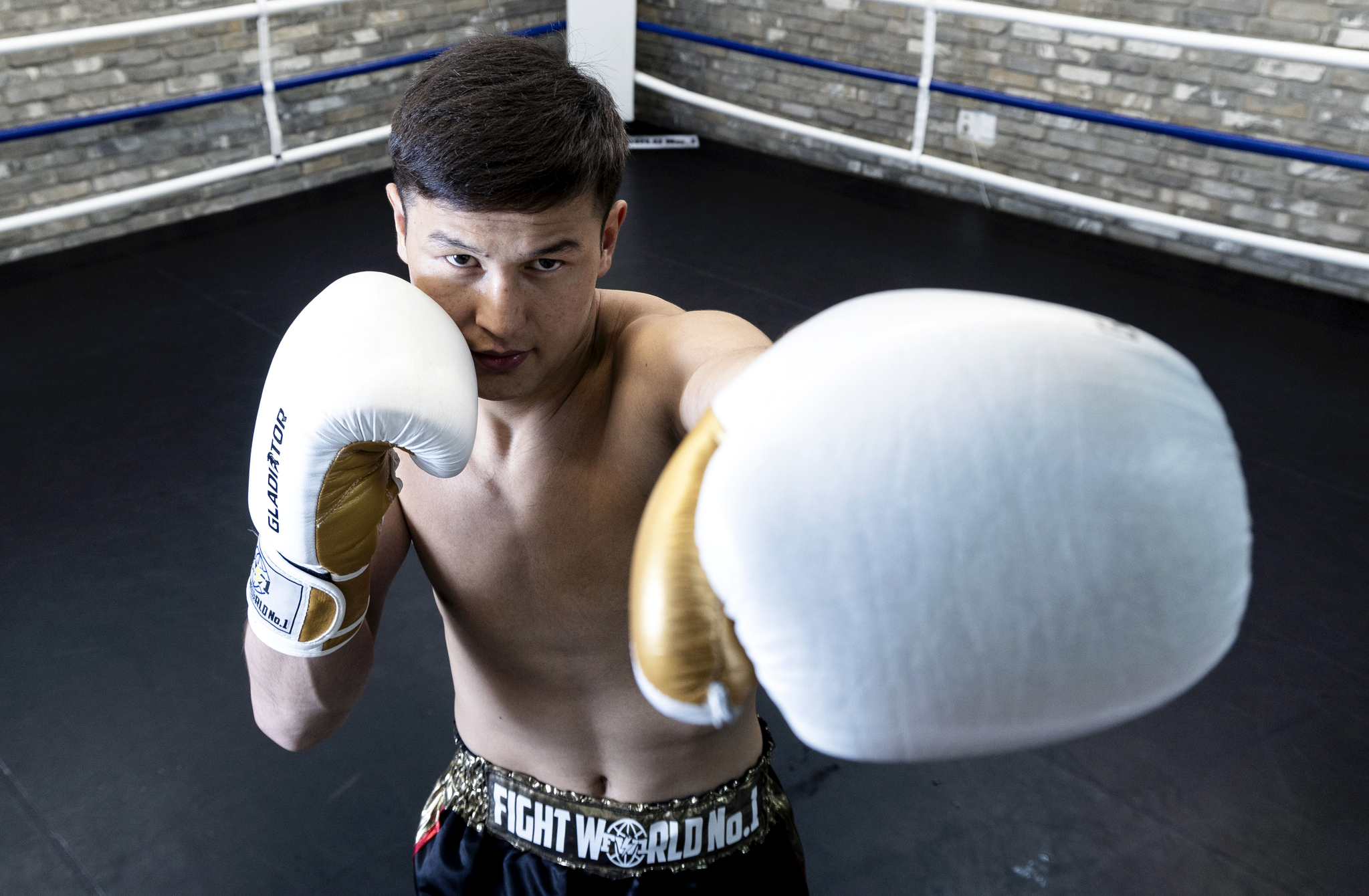 Boxer Choi Shi-ro poses for a photo during an interview with the JoongAng Ilbo in southern Seoul on April 28. [JOONGANG ILBO]