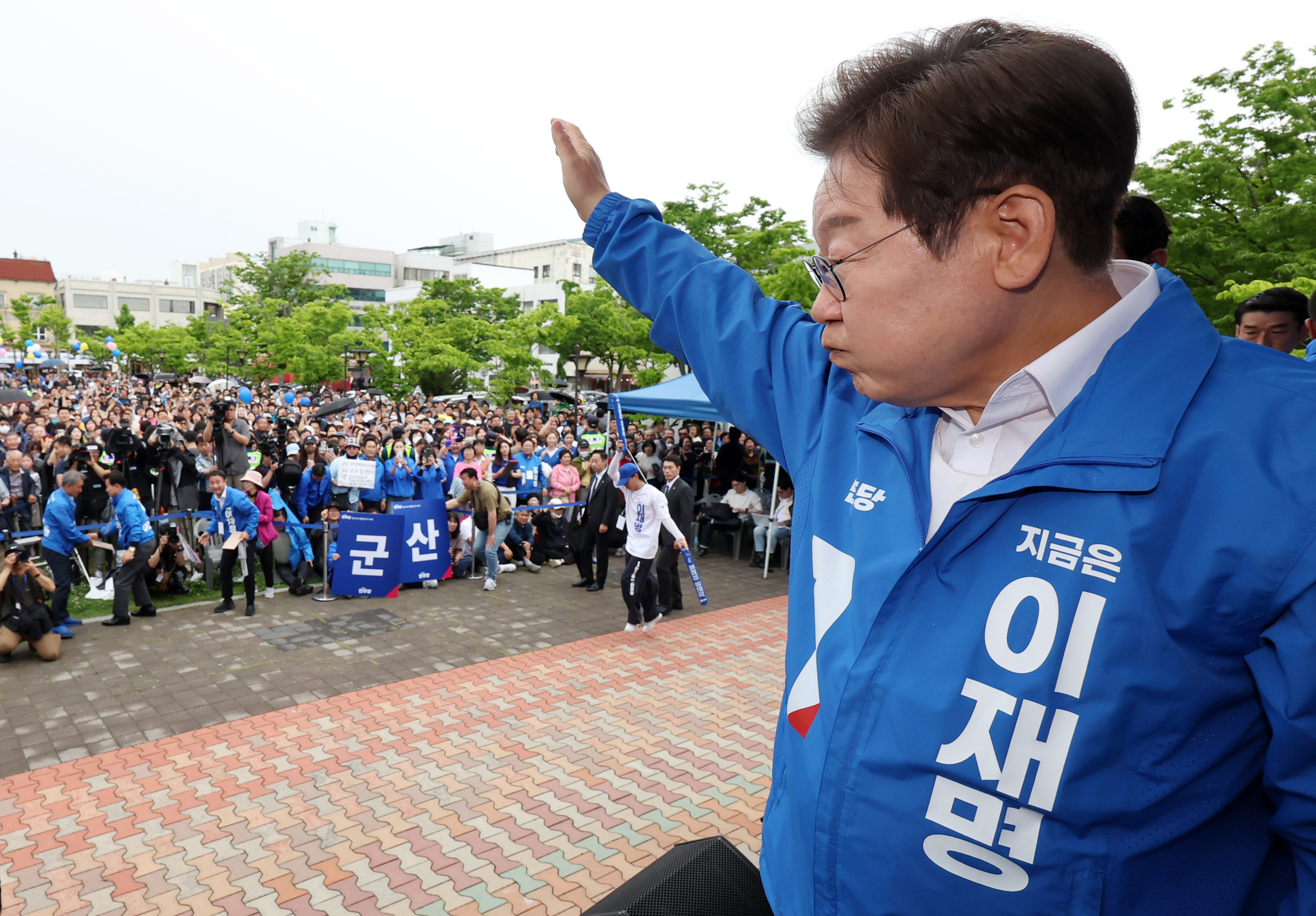 Lee Jae-myung, the Democratic Party’s presidential candidate makes a campaign stop at the former City Hall Square in Gunsan, North Jeolla on May 16. [NEWS1] 