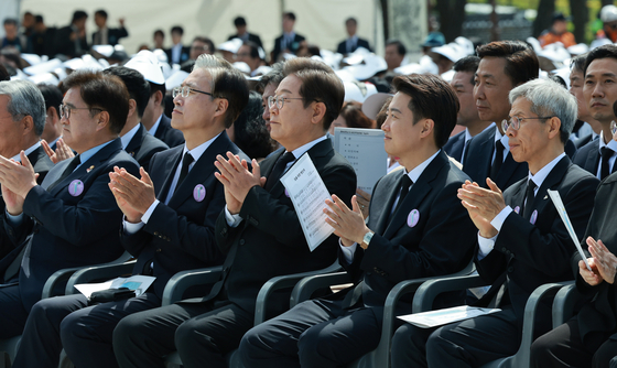 Democratic Party presidential candidate Lee Jae-myung, third from right, the minor Reform Party's Lee Jun-seok, second from right, and the minor Justice Party's Kwon Young-kook, right, attend a ceremony marking the 45th anniversary of the 1980 pro-democracy uprising in Gwangju at the May 18th National Cemetery in the southwestern city on May 18. [YONHAP] 