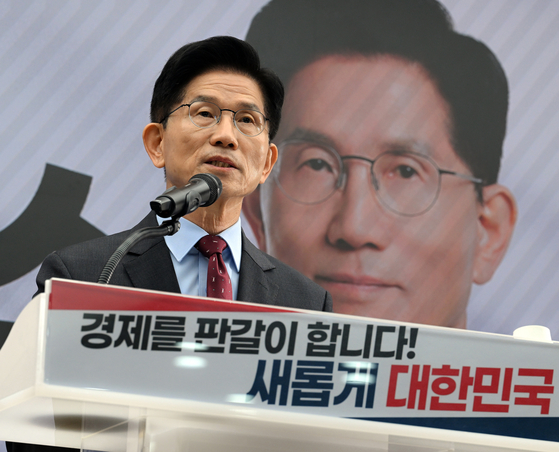 People Power Party (PPP) presidential candidate Kim Moon-soo announces his pledges at PPP headquarters in western Seoul on May 18. 