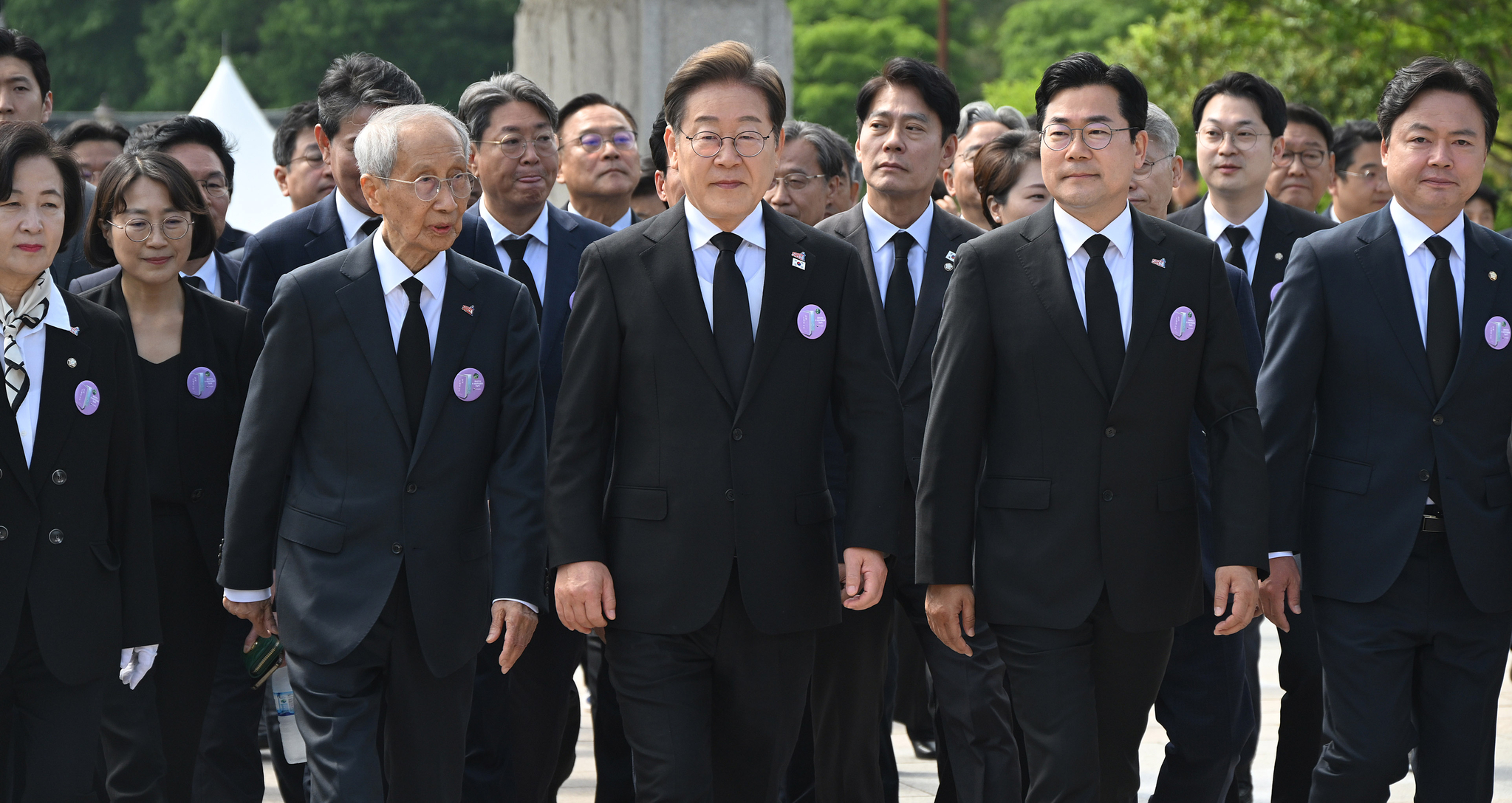Democratic Party presidential candidate Lee Jae-myung, center, attends a ceremony marking the 45th anniversary of the 1980 pro-democracy uprising in Gwangju at the May 18th National Cemetery in the southwestern city on May 18. [NEWS1] 