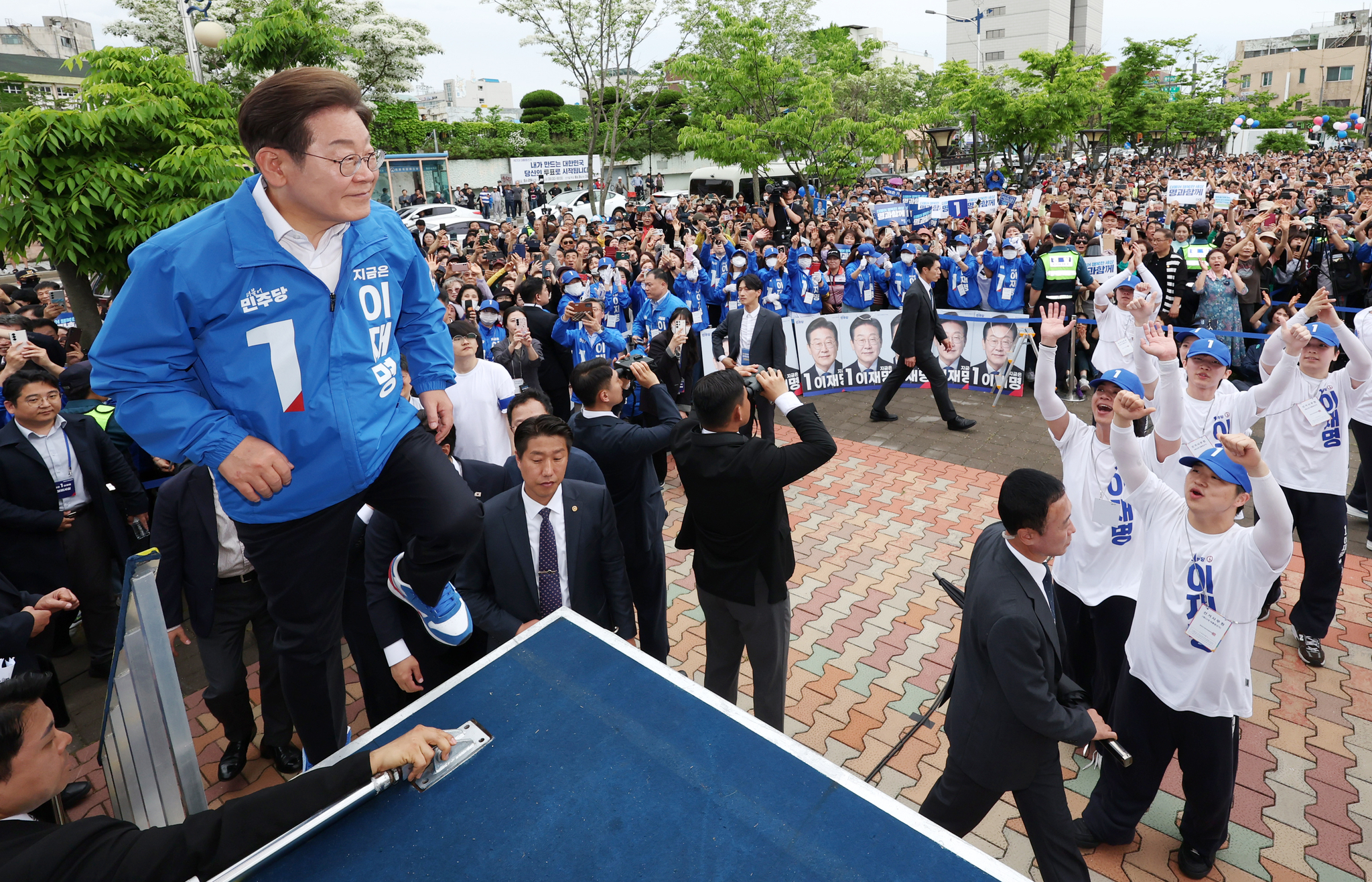 Lee Jae-myung, the Democratic Party’s presidential candidate makes a campaign stop at the former City Hall Square in Gunsan, North Jeolla on May 16. [NEWS1] 