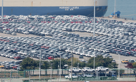Export vehicles are lined up at the Pyeongtaek Port auto terminal in Pyeongtaek, Gyeonggi on April 29. [NEWS1]