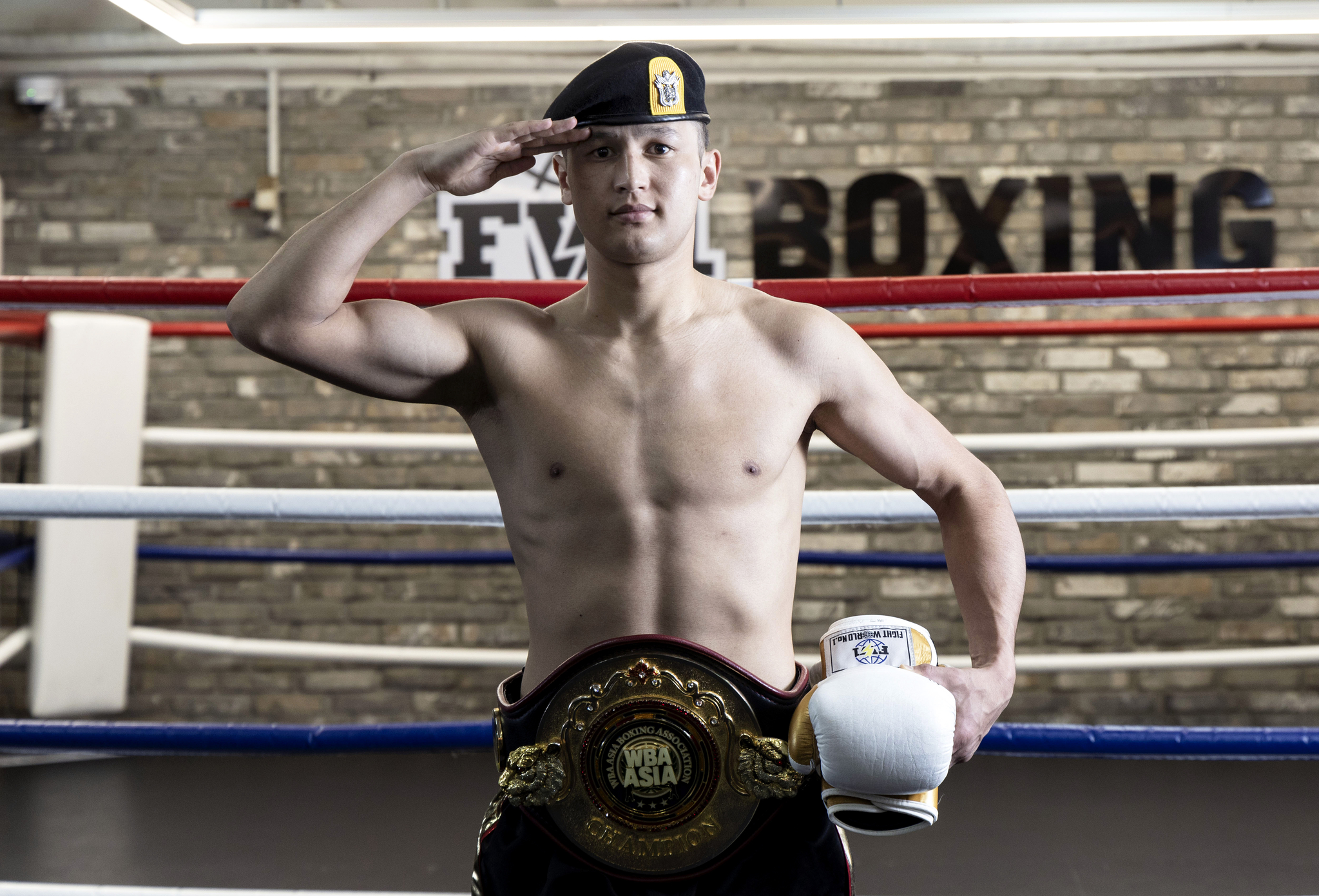 Boxer Choi Shi-ro poses for a photo with a beret during an interview with the JoongAng Ilbo in southern Seoul on April 28. [JOONGANG ILBO]