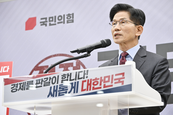 People Power Party (PPP) presidential candidate Kim Moon-soo announces his pledges at PPP headquarters in western Seoul on May 18.    