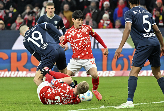 Mainz midfieler Hong Hyun-seok, center, vies for the ball dureing a Bundesliga match against VfL Bochum in Mainz, Germany, on Jan. 11. [AP/YONHAP] 