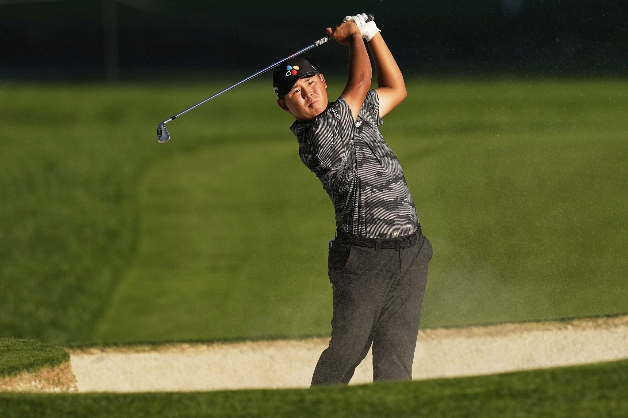 Kim Si-woo hits from the bunker on the 18th hole during the third round of the PGA Championship at the Quail Hollow Club in Charlotte, North Carolina, on May 17. [AP/YONHAP] 