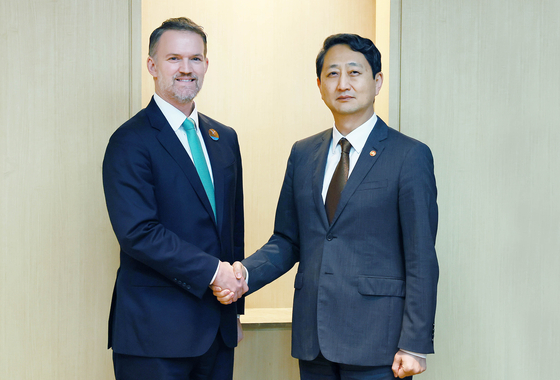 Minister of Trade, Industry and Energy Ahn Duk-geun, right, shakes hands with U.S. Trade Representative Jamieson Greer ahead of their meeting in Jeju on May 16. [YONHAP]