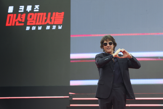 Actor Tom Cruise strikes a pose during an event for the film ″Mission: Impossible – Dead Reckoning″ at Lotte World Ice Rink in Songpa District, southern Seoul, on May 8. [YONHAP]