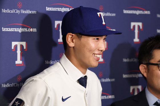 Kim Seong-Jun of the Texas Rangers talks to the media after signing with the team at Globe Life Field in Arlington, Texas on May 18. [REUTERS/YONHAP]