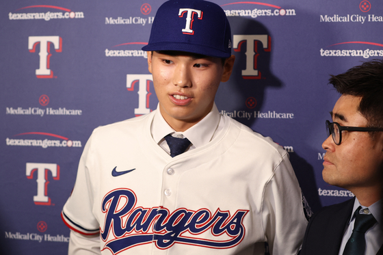 Kim Seong-Jun of the Texas Rangers talks to the media after signing with the team at Globe Life Field in Arlington, Texas on May 18. [REUTERS/YONHAP] 