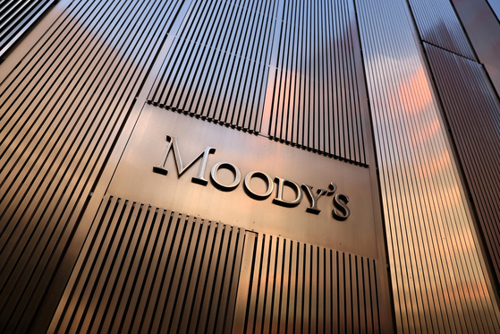 Signage is seen outside the Moody's Corporation headquarters in Manhattan, New York, on Nov. 12, 2021. [REUTERS/YONHAP]