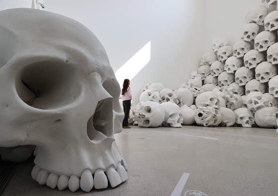 ″Mass″ by Ron Mueck, on view at the National Museum of Modern and Contemporary Art in central Seoul [YONHAP]