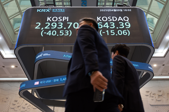 A screen at the Korea Exchange's offices in Yeouido, western Seoul, shows the Kospi and Kosdaq on April 9. [YONHAP] 