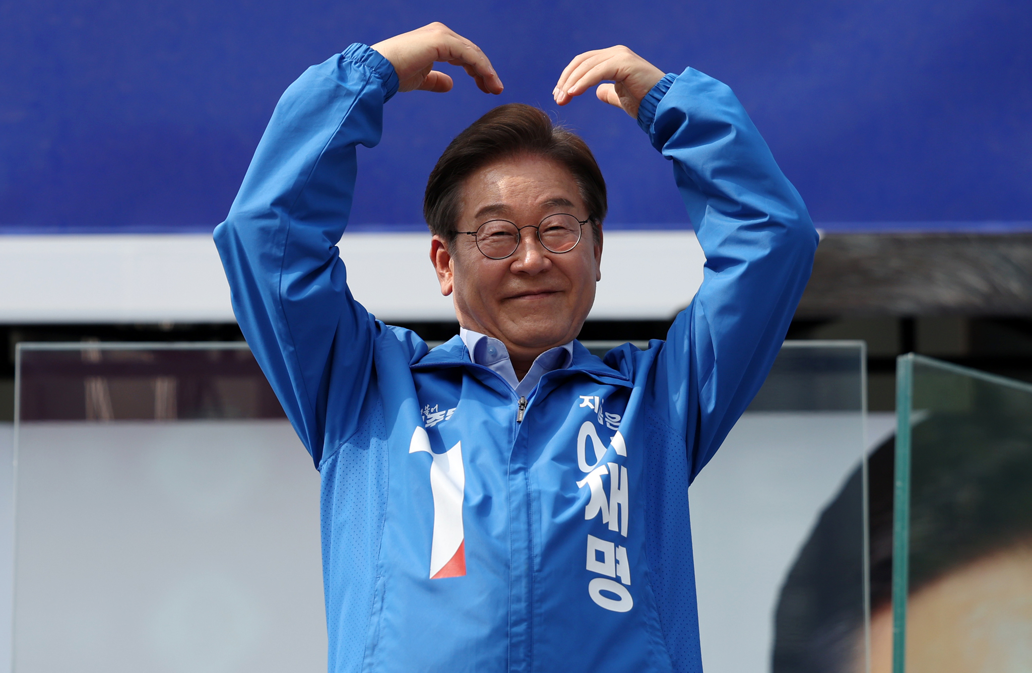 Democratic Party candidate Lee Jae-myung makes a heart-shaped gesture to his supporters at a campaign event in Incheon on May 21. [JOINT PRESS CORPS] 