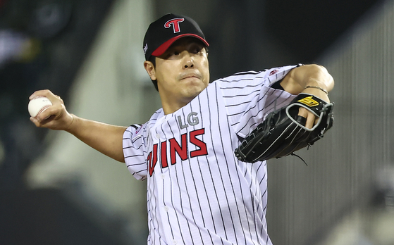 LG Twins pitcher Kim Jin-sung pitches during the KBO game against the Samsung Lions at Jamsil Baseball Stadium in southern Seoul on April 15. [NEWS1]