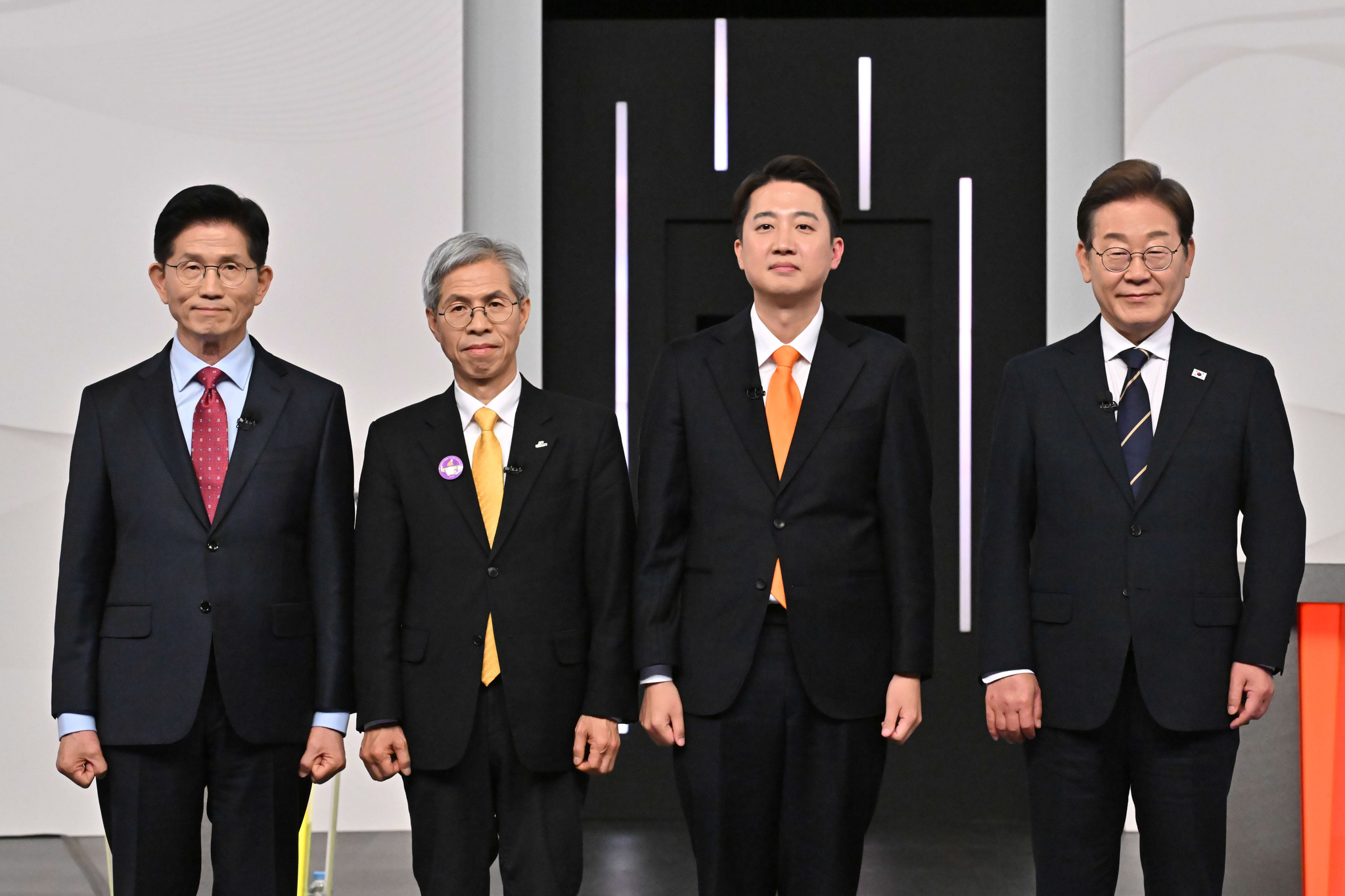 The presidential candidates pose for a photo at the SBS Prism Tower in Mapo District, western Seoul, on May 18. From left: Kim Moon-soo of the People Power Party, Kwon Young-guk of the Democratic Labor Party, Lee Jun-seok of the Reform Party and Lee Jae-myung of the Democratic Party. [JOINT PRESS CORPS] 