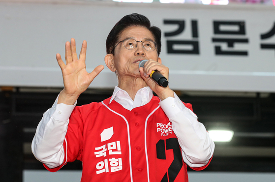 People Power Party presidential candidate Kim Moon-soo speaks during a campaign rally in Jung District, central Seoul, on May 19. [JOONGANG ILBO]
