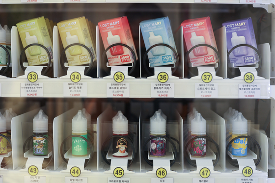 E-cigarettes displayed in a vending machine in Mapo District, western Seoul, on May 9. [YONHAP] 
