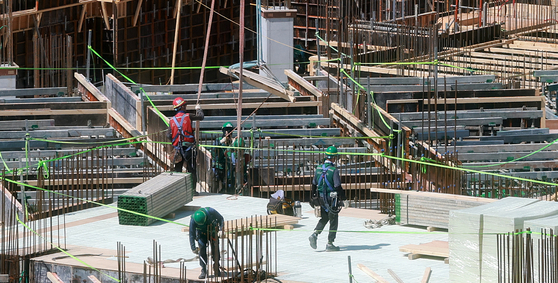 Construction workers carry out tasks at a new apartment construction site in Seoul on May 1. [NEWS1]