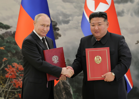  North Korean leader Kim Jong-un, left, and Russian President Vladimir Putin sign a ″comprehensive strategic partnership″ on June 20, 2024, [NEWS1]