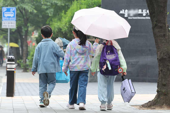 Students walk into an elementary school in Seoul on May 16. [NEWS1]