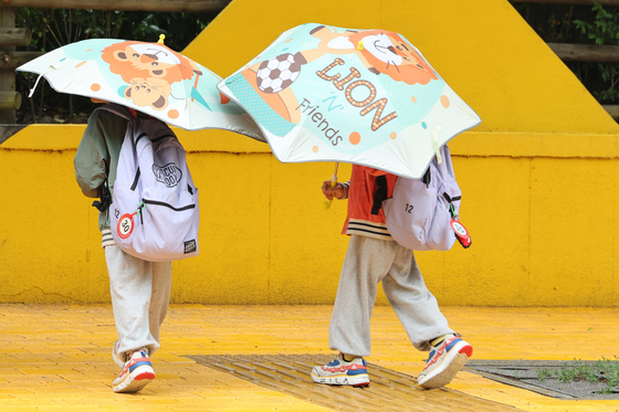 Students walk into an elementary school in Seoul on May 16. [NEWS1]